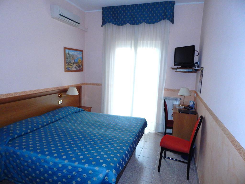 Hotel Torre Antica Loano Kamer foto