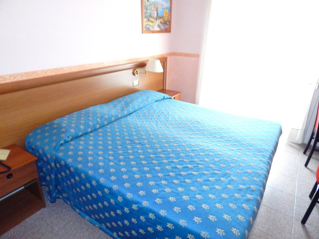 Hotel Torre Antica Loano Kamer foto